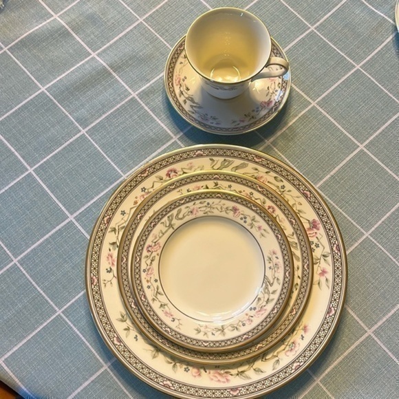 Minton Marquesa, Fine Bone China, Made In England, One Place Setting! - Picture 1 of 9